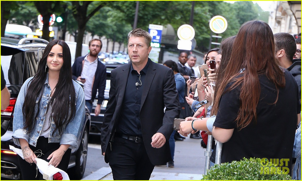 demi lovato steps out with bodyguard 02