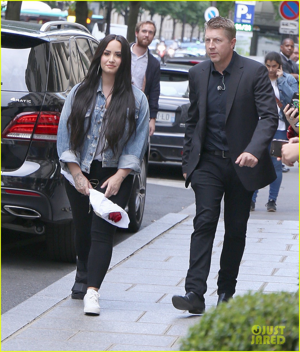 demi lovato steps out with bodyguard 03