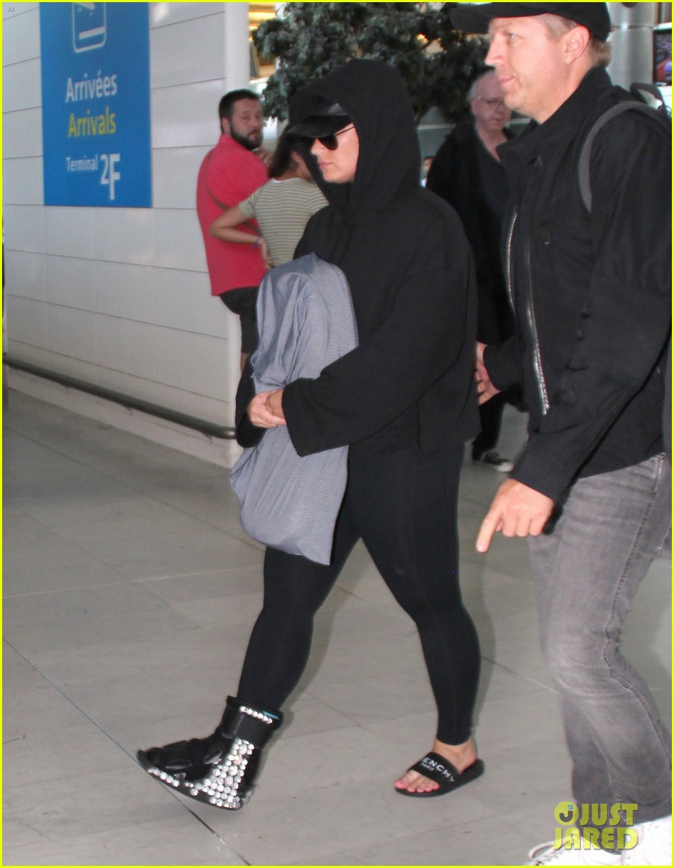 demi lovato steps out with bodyguard 04