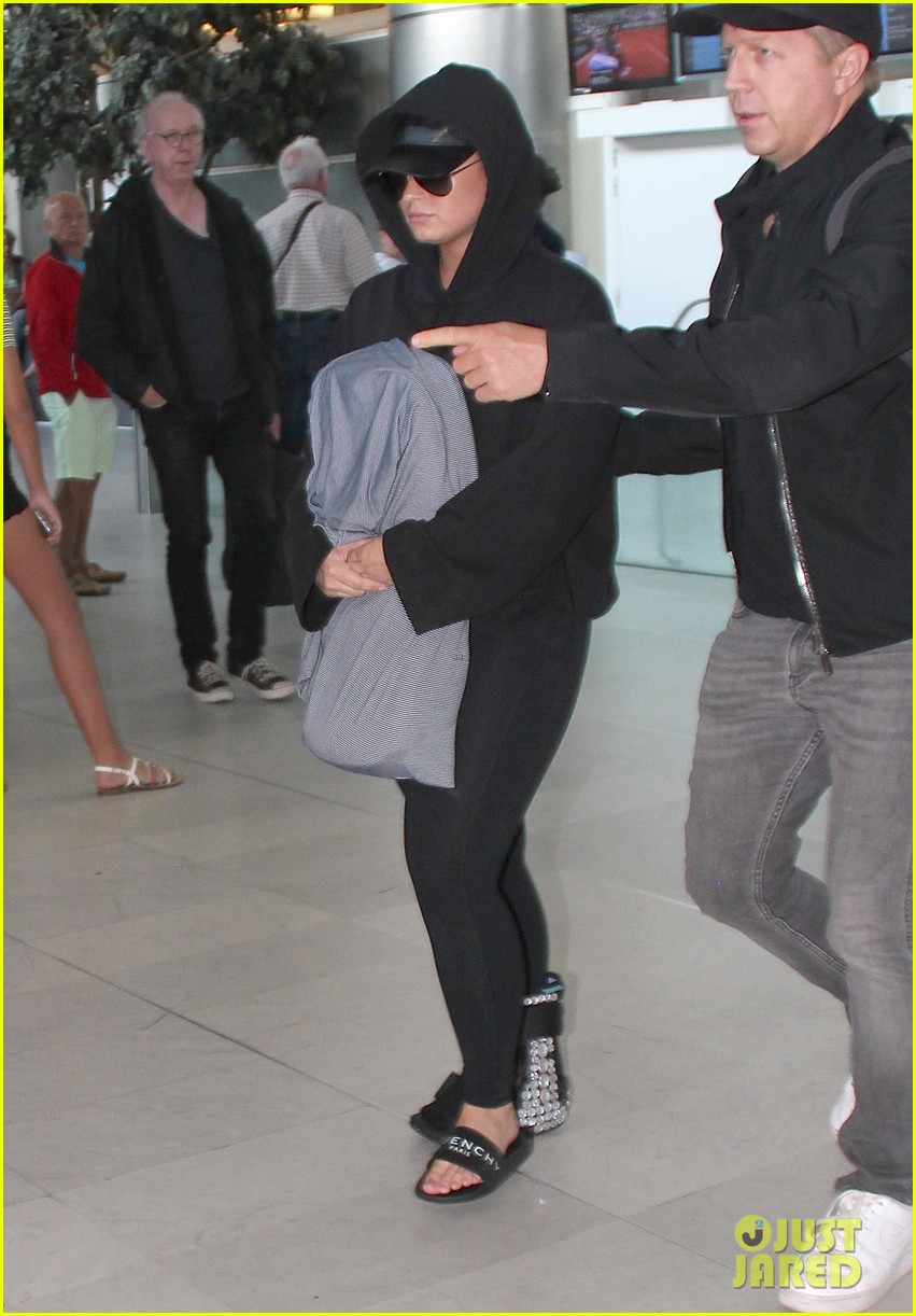 demi lovato steps out with bodyguard 06
