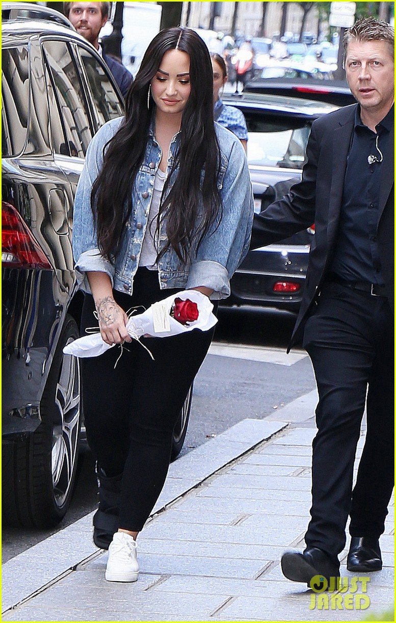 demi lovato steps out with bodyguard 08