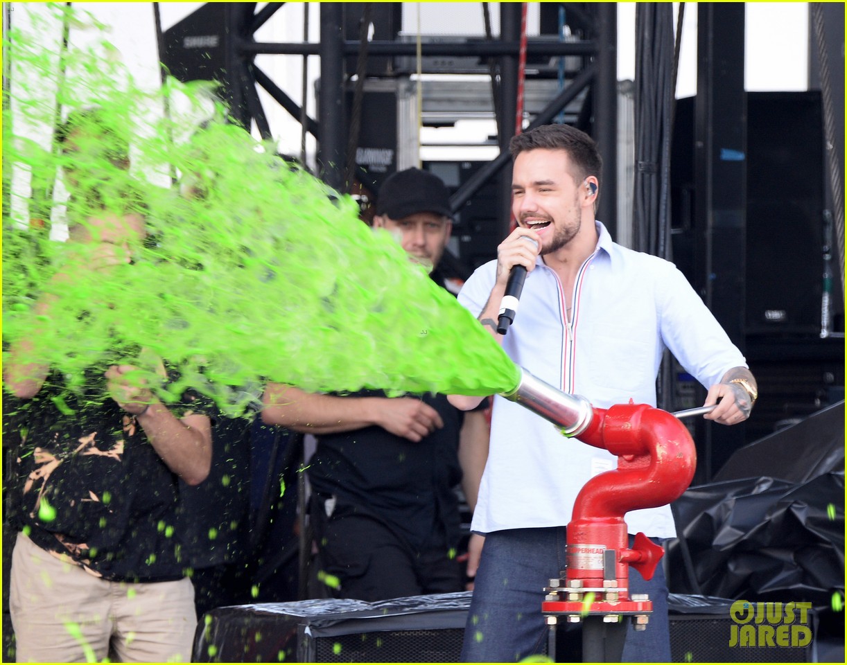 liam payne rocks out at nickelodeon slimefest in chicago 01