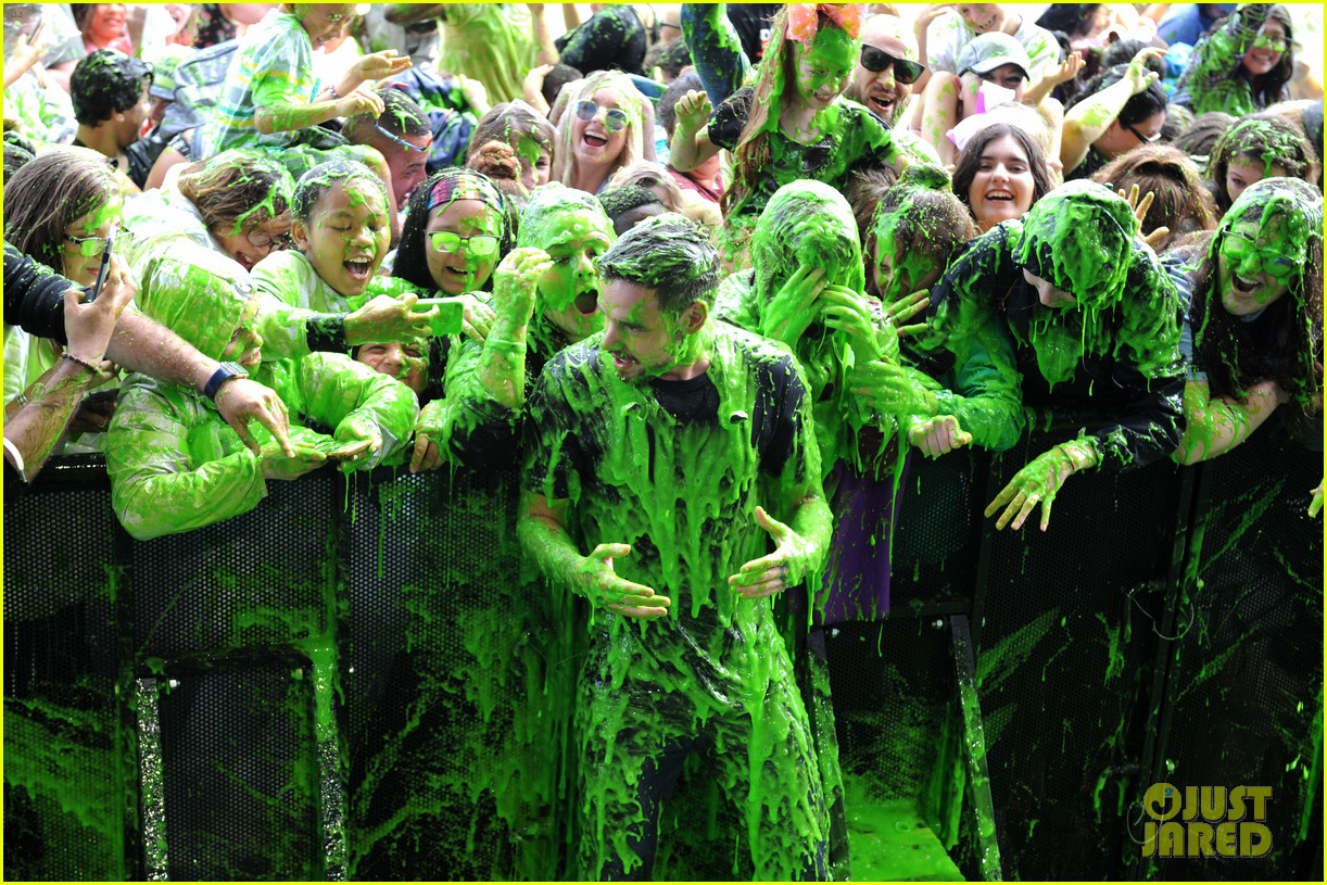 liam payne rocks out at nickelodeon slimefest in chicago 02