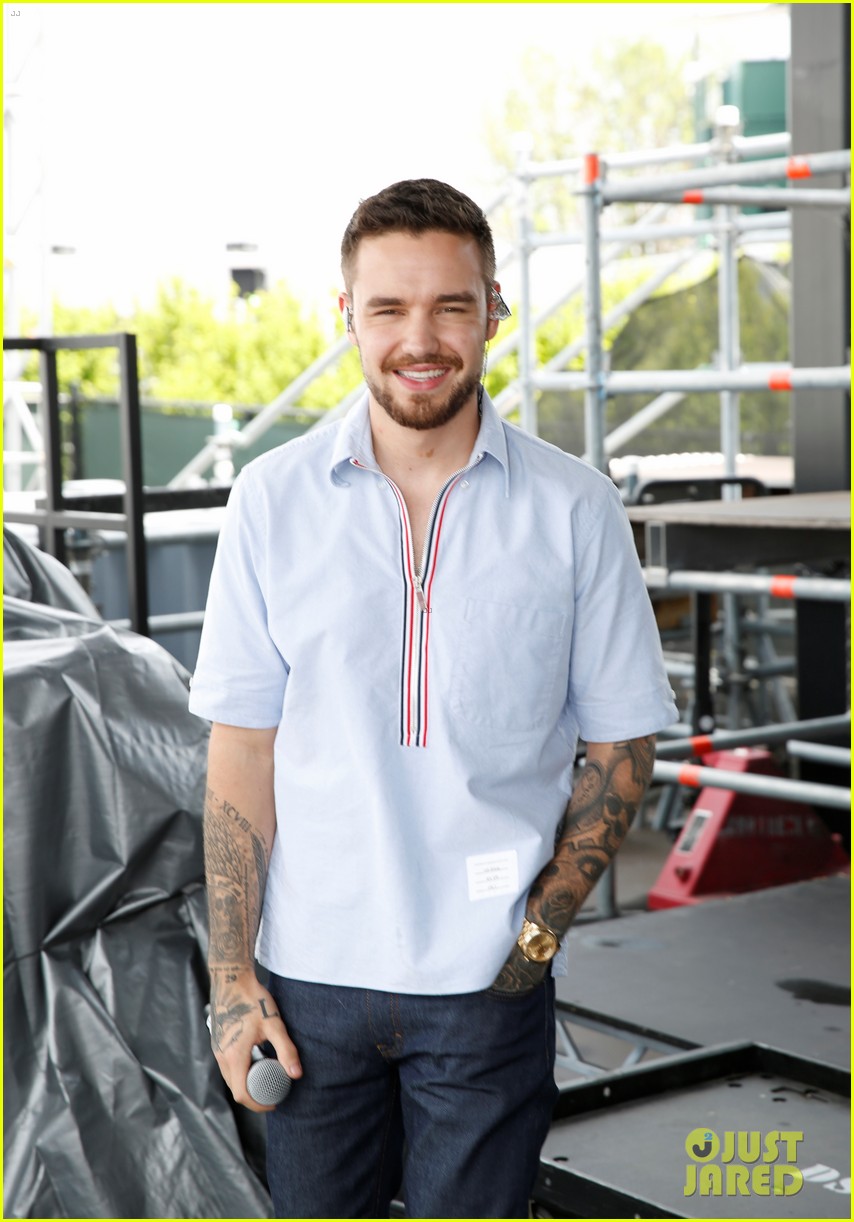liam payne rocks out at nickelodeon slimefest in chicago 03