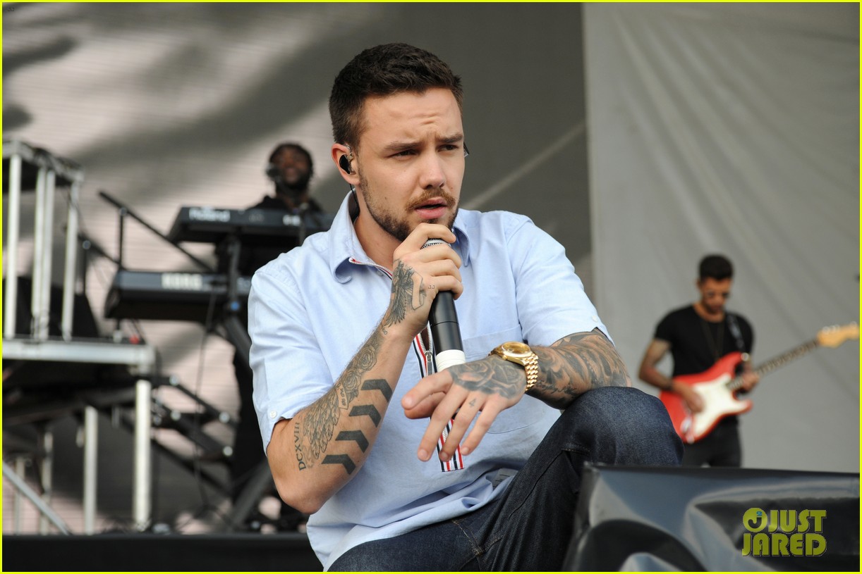 liam payne rocks out at nickelodeon slimefest in chicago 04