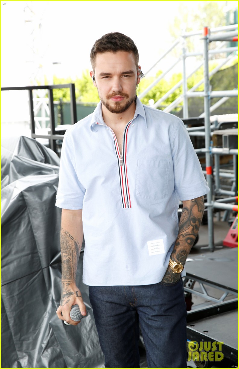 liam payne rocks out at nickelodeon slimefest in chicago 06