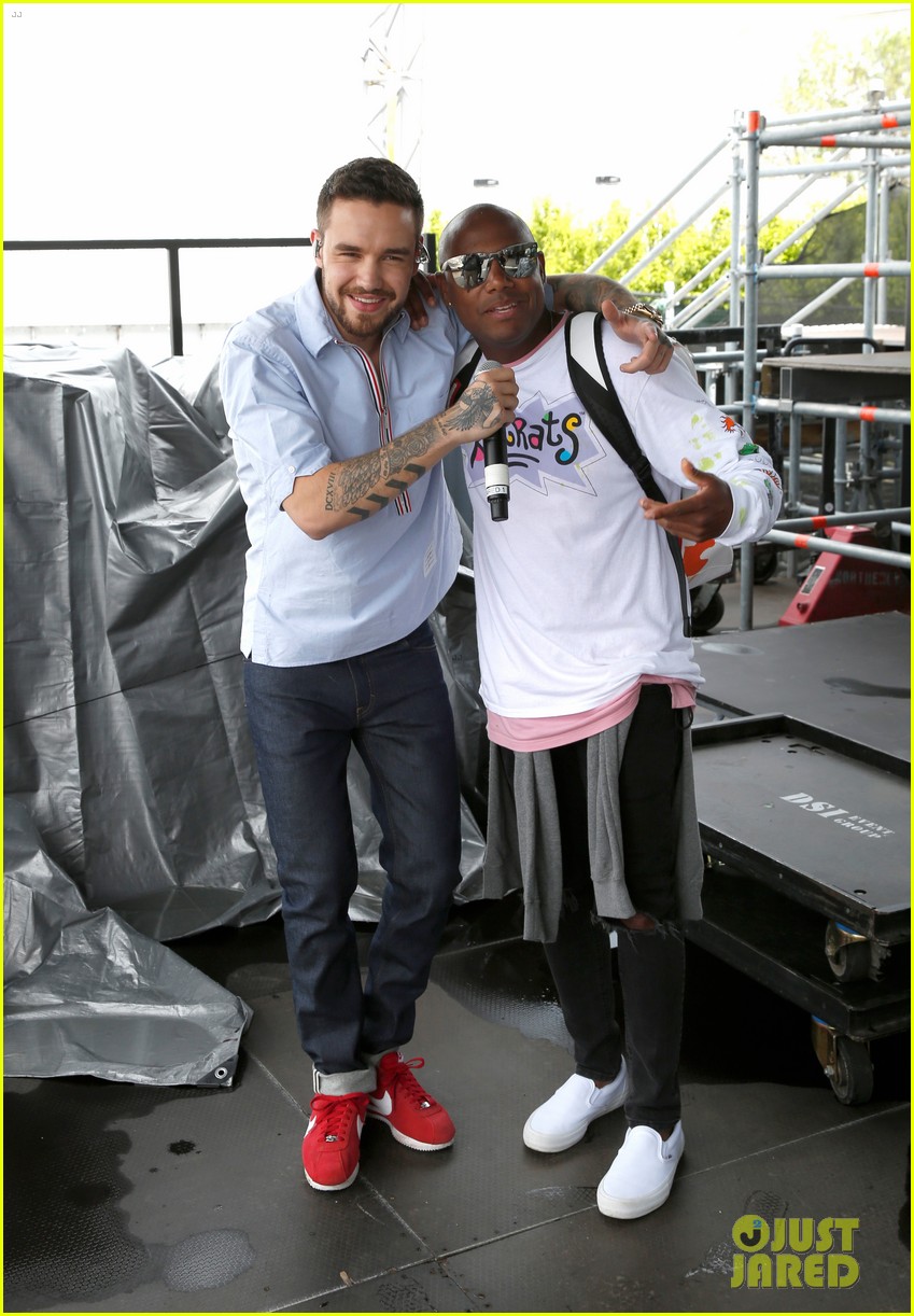 liam payne rocks out at nickelodeon slimefest in chicago 08