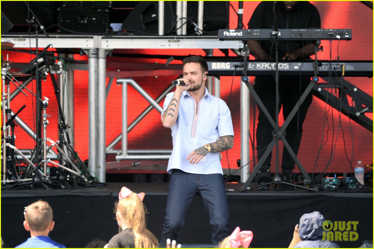 liam payne rocks out at nickelodeon slimefest in chicago 10