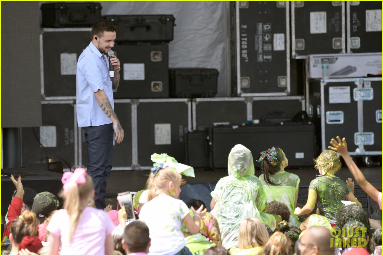 liam payne rocks out at nickelodeon slimefest in chicago 11