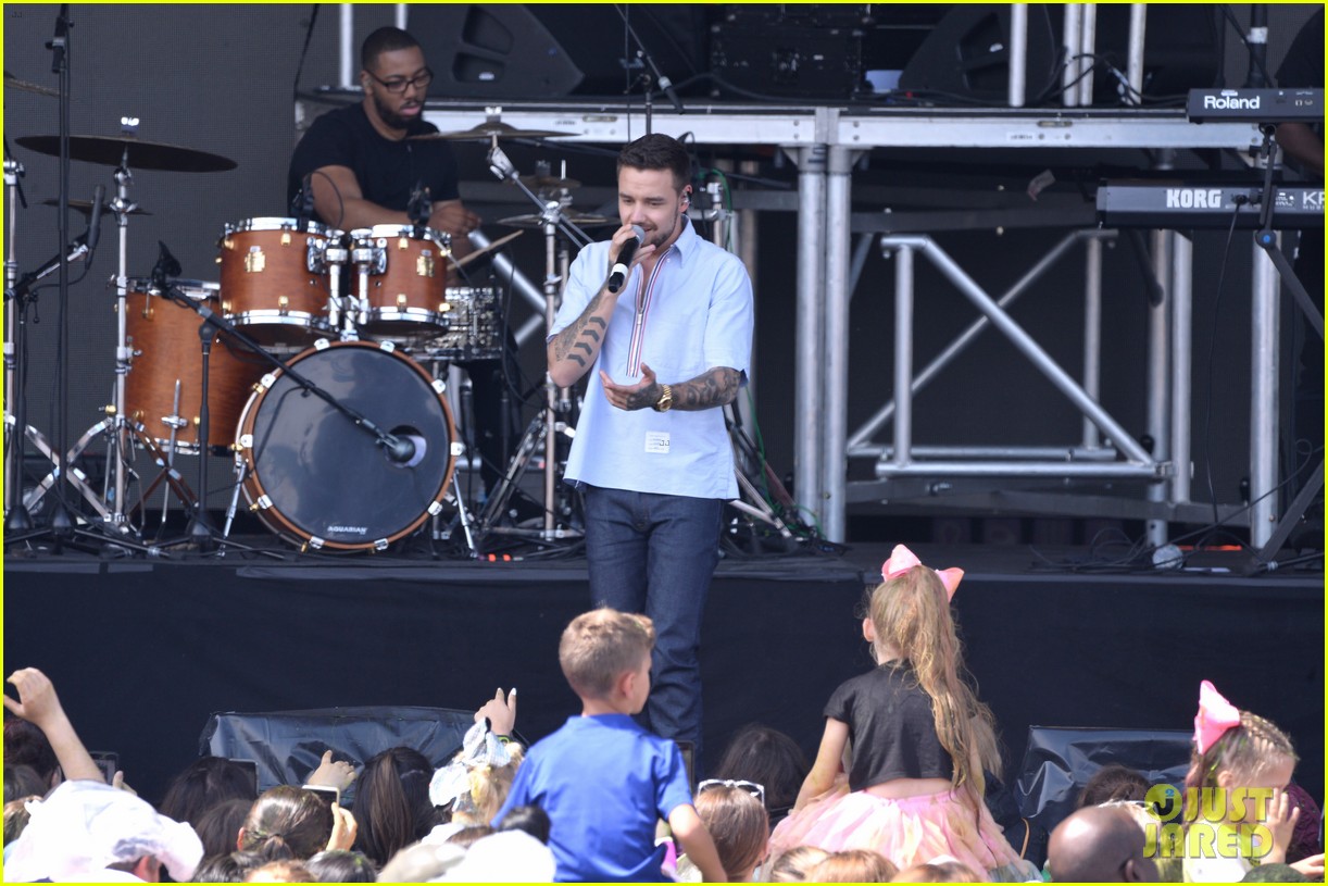 liam payne rocks out at nickelodeon slimefest in chicago 12