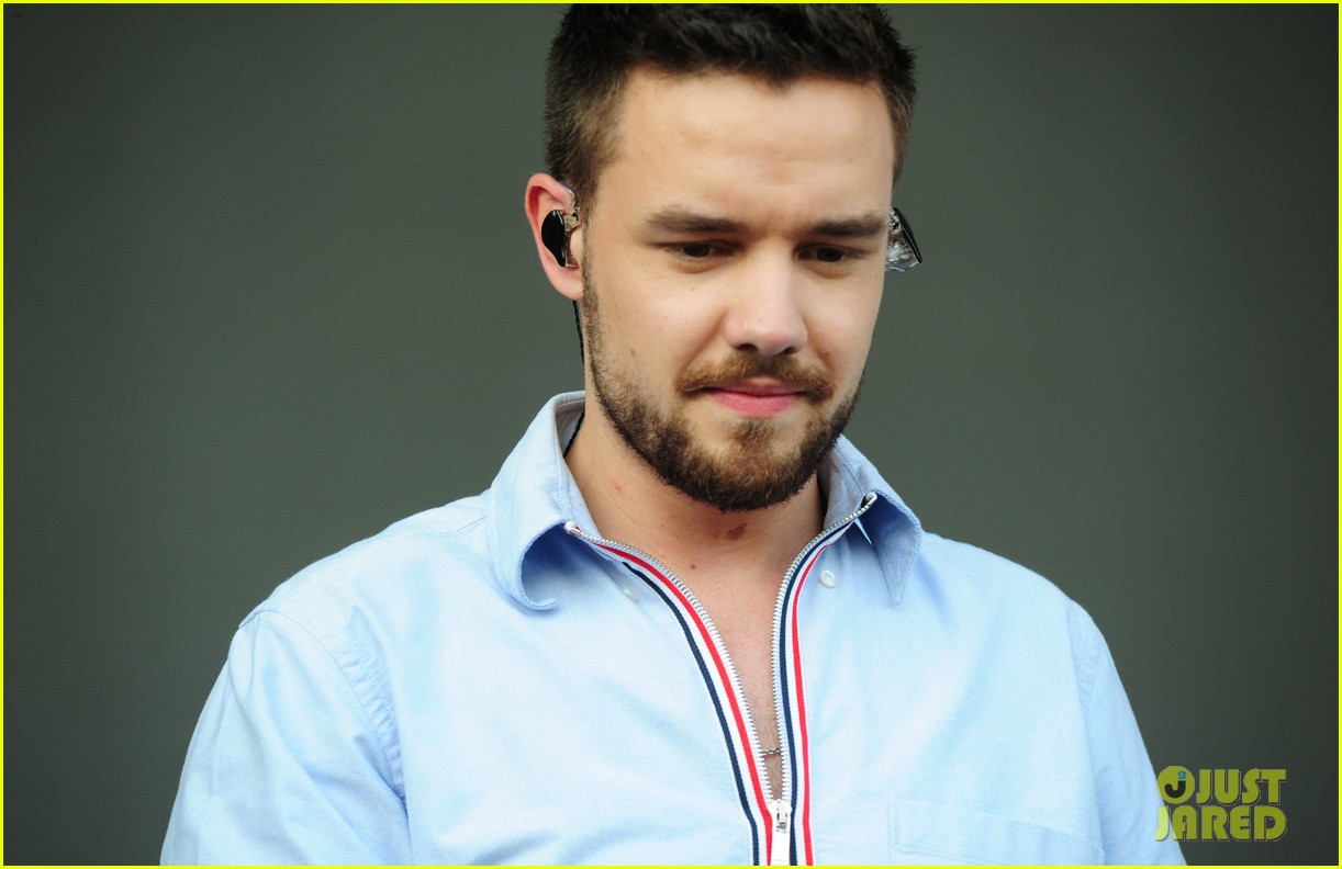liam payne rocks out at nickelodeon slimefest in chicago 17