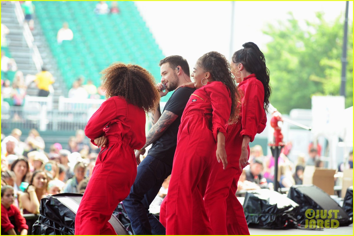 liam payne rocks out at nickelodeon slimefest in chicago 19