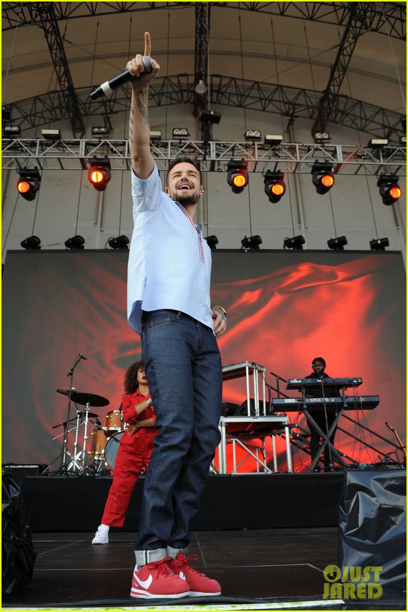 liam payne rocks out at nickelodeon slimefest in chicago 21