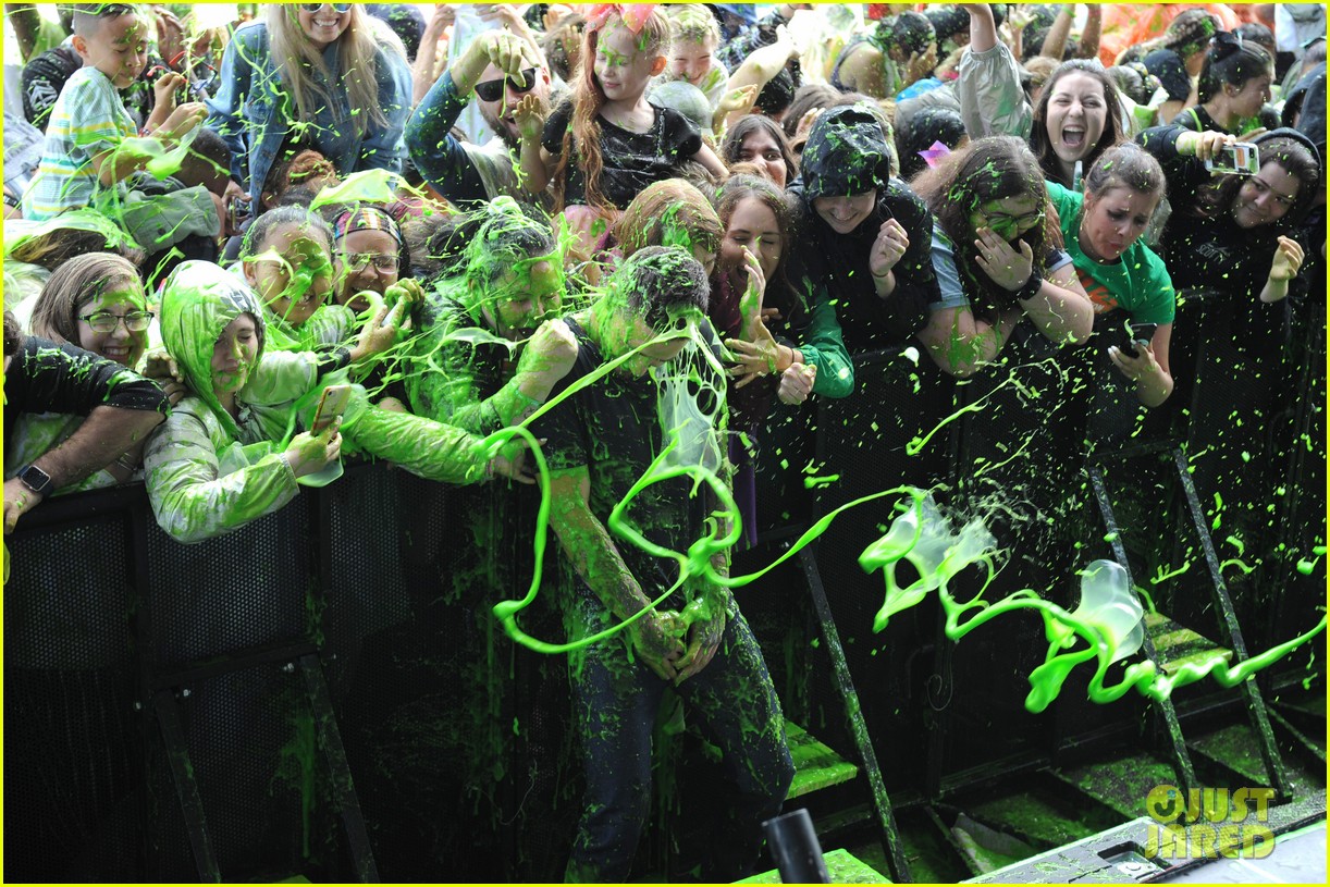 liam payne rocks out at nickelodeon slimefest in chicago 23