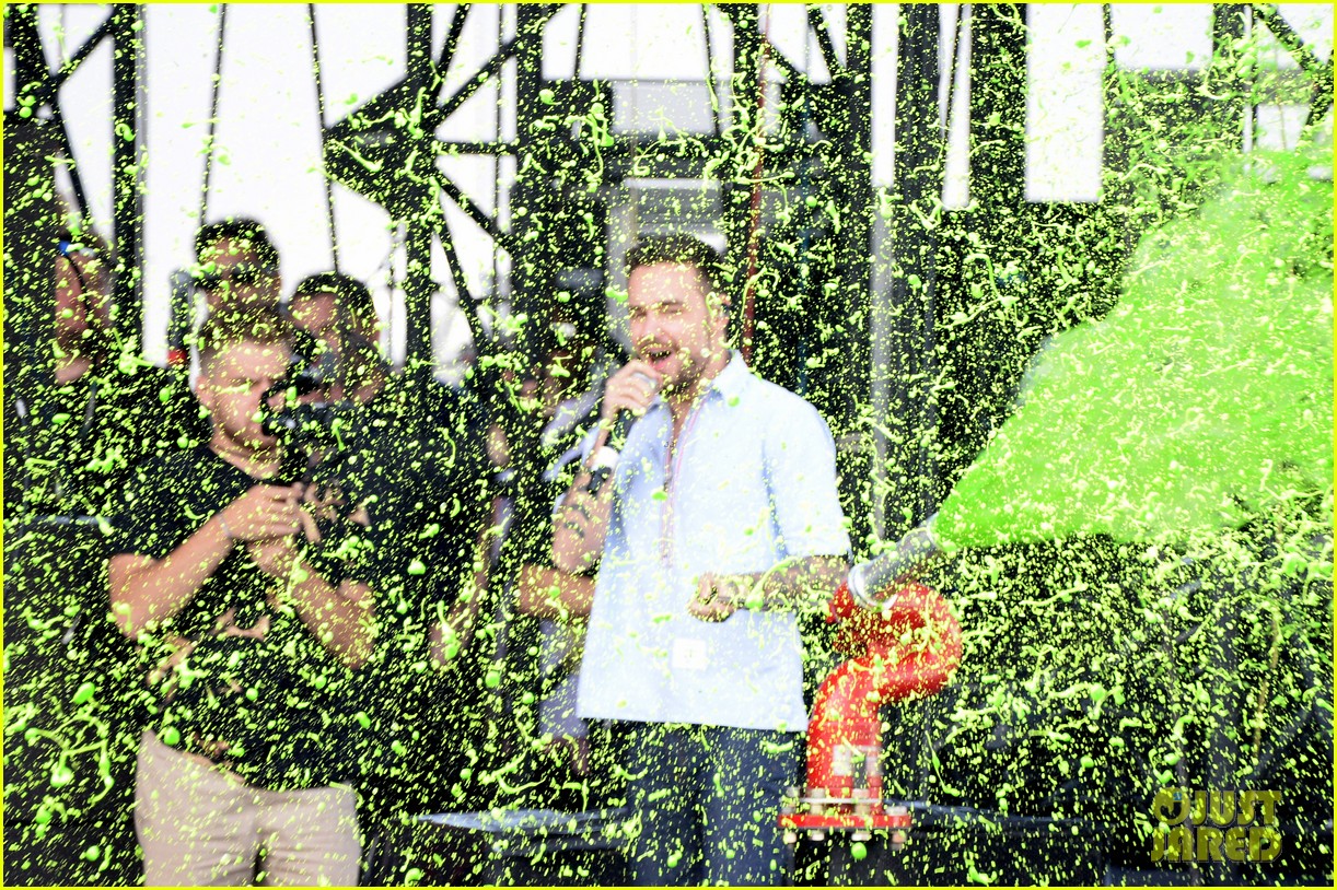 liam payne rocks out at nickelodeon slimefest in chicago 24