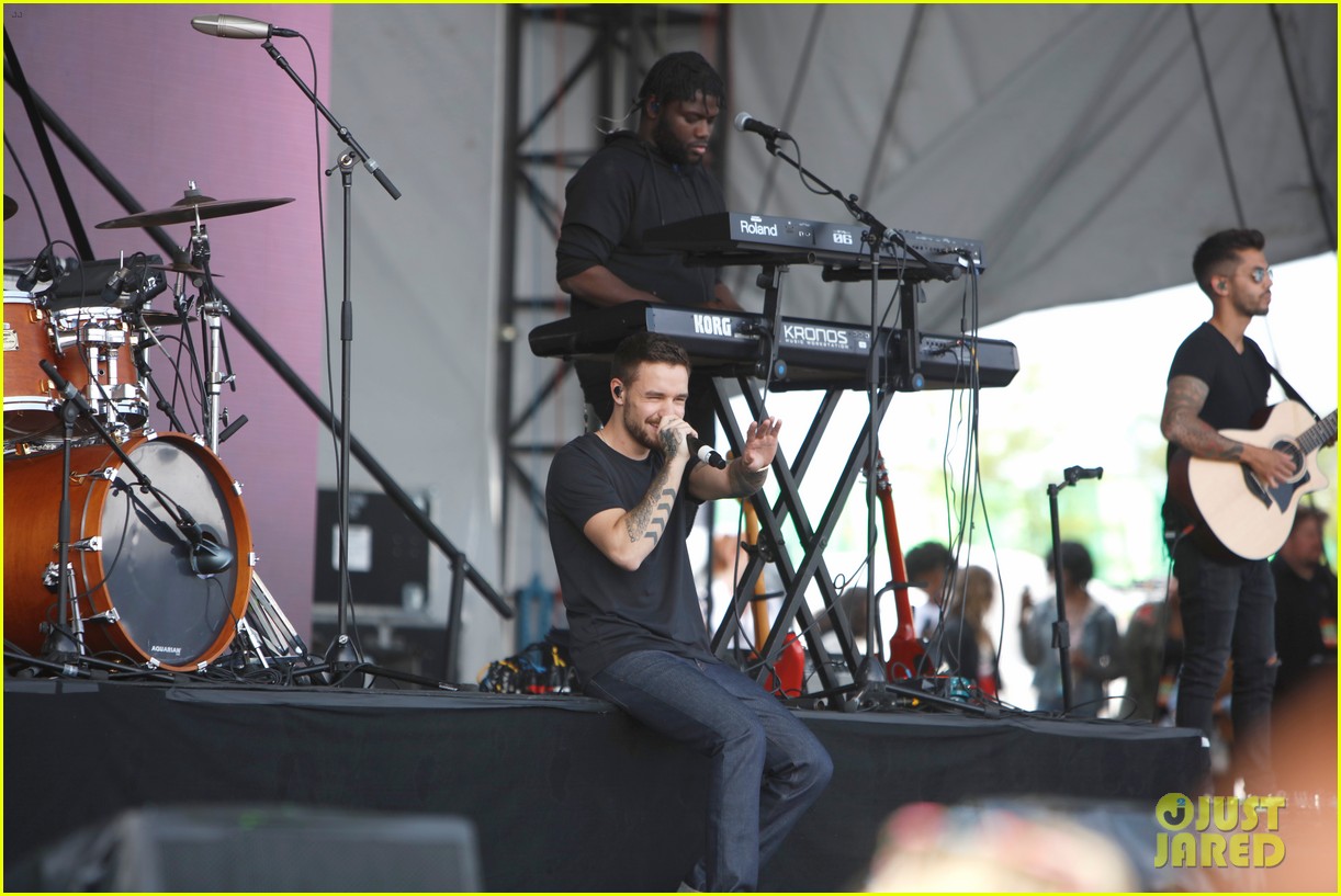 liam payne rocks out at nickelodeon slimefest in chicago 25