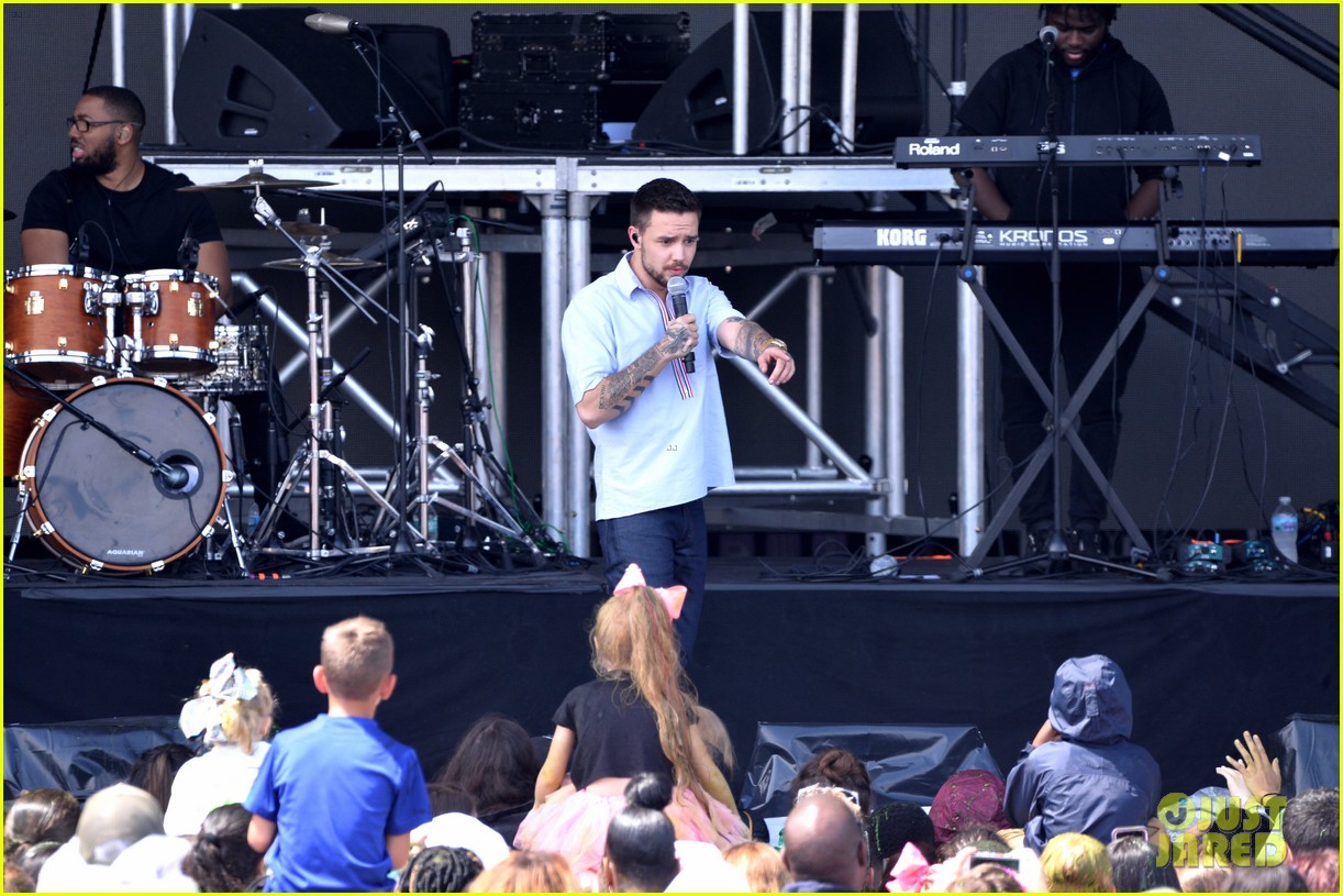 liam payne rocks out at nickelodeon slimefest in chicago 26