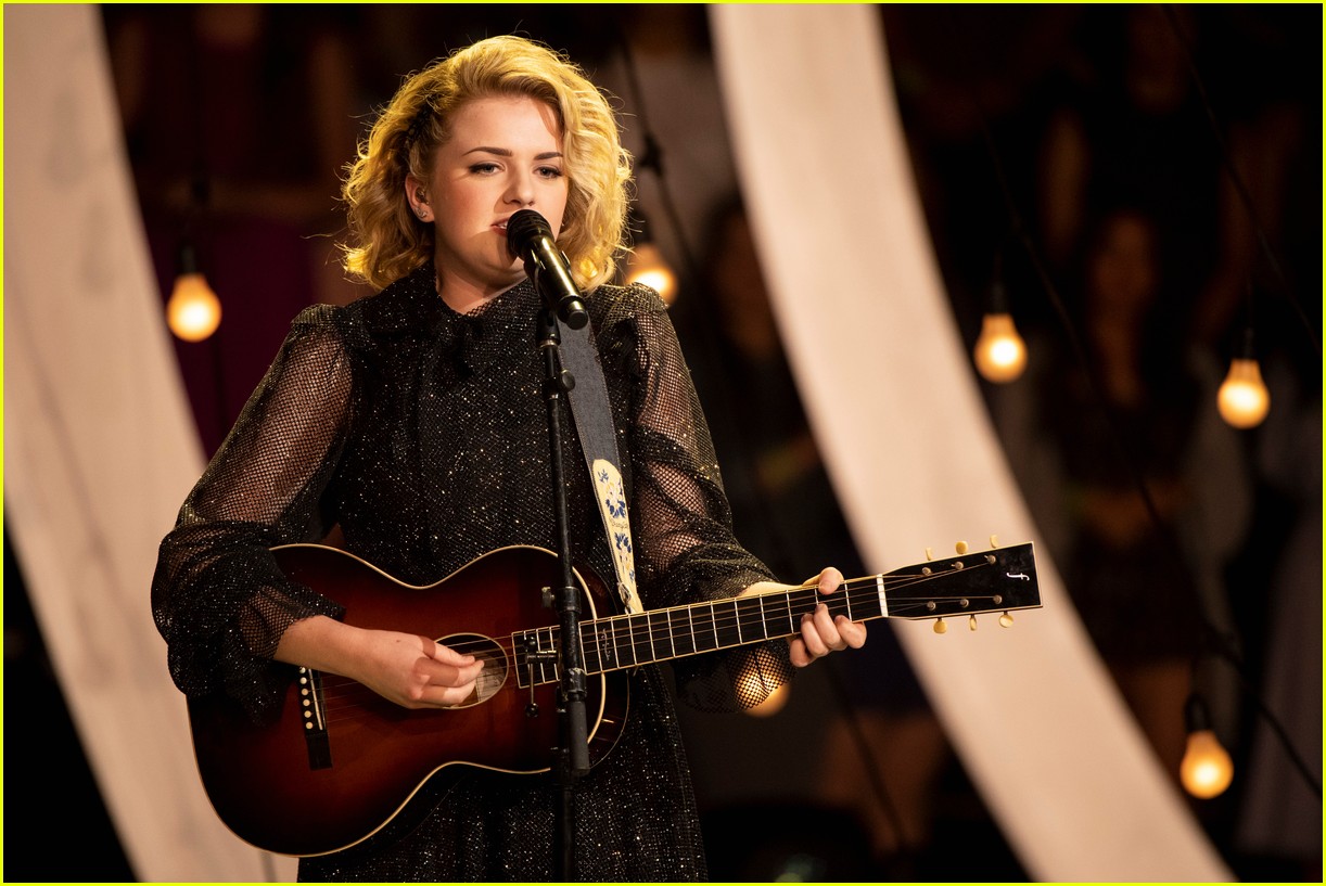 maddie poppe performs acoustic version of going going gone at rdmas2 01