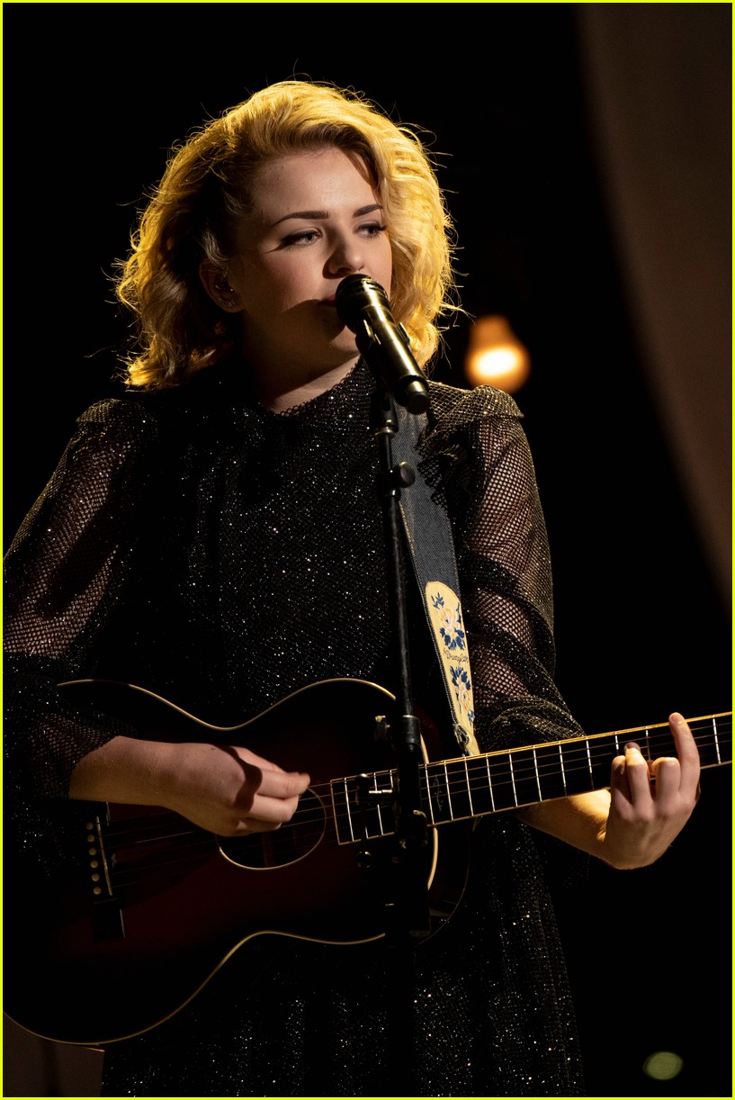 maddie poppe performs acoustic version of going going gone at rdmas2 13