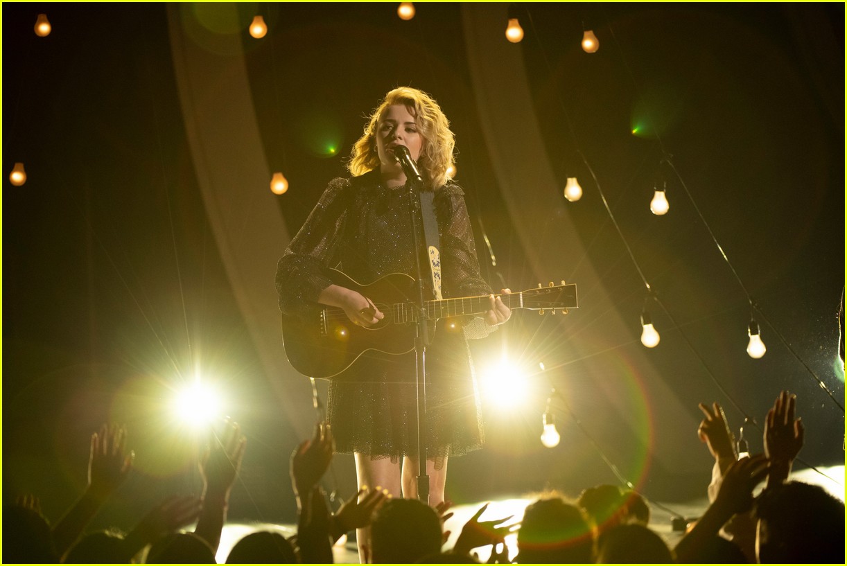 maddie poppe performs acoustic version of going going gone at rdmas2 14