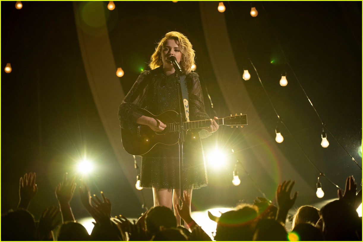 maddie poppe performs acoustic version of going going gone at rdmas2 15