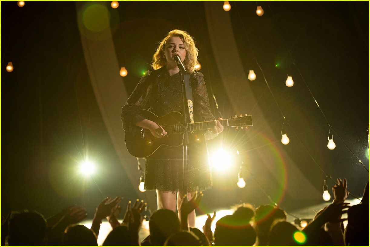 maddie poppe performs acoustic version of going going gone at rdmas2 16