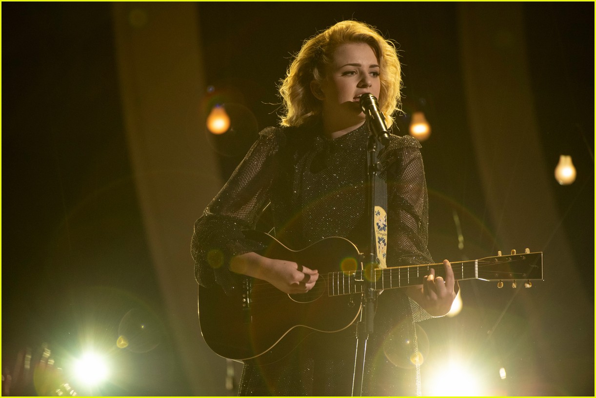 maddie poppe performs acoustic version of going going gone at rdmas2 17