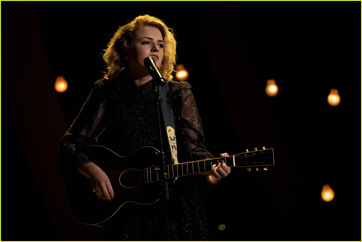 maddie poppe performs acoustic version of going going gone at rdmas2 18