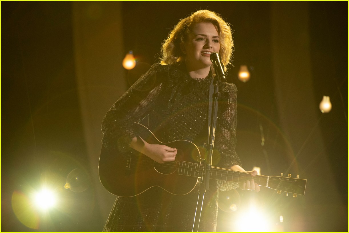 maddie poppe performs acoustic version of going going gone at rdmas2 19