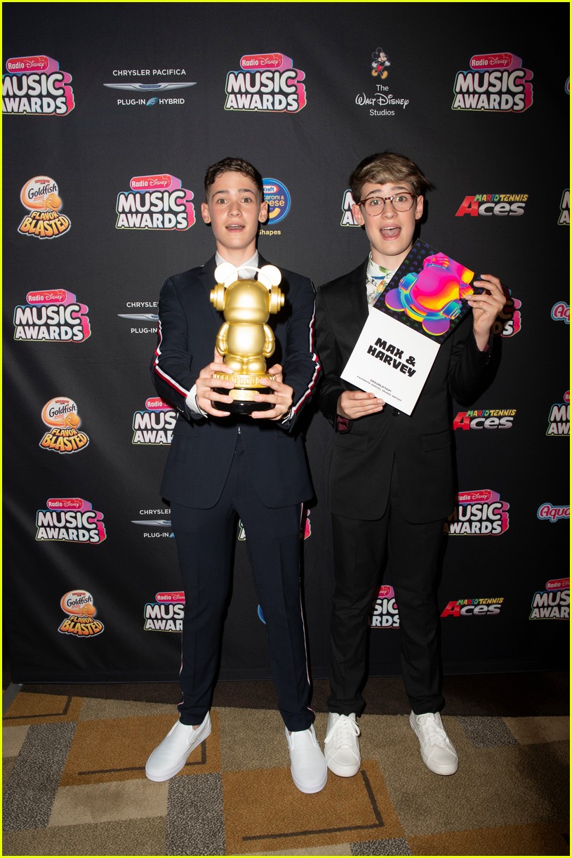 backstage at the radio disney music awards see the moments you missed on tv 09