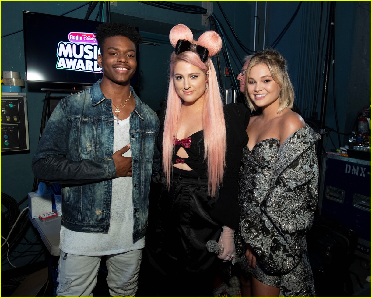 backstage at the radio disney music awards see the moments you missed on tv 17