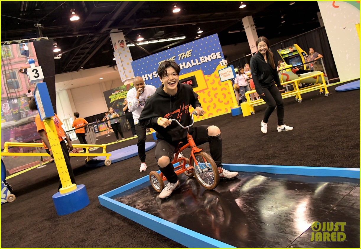 alex and maia shibutani have too much fun at nickelodeons vidcon 2018 booth 01
