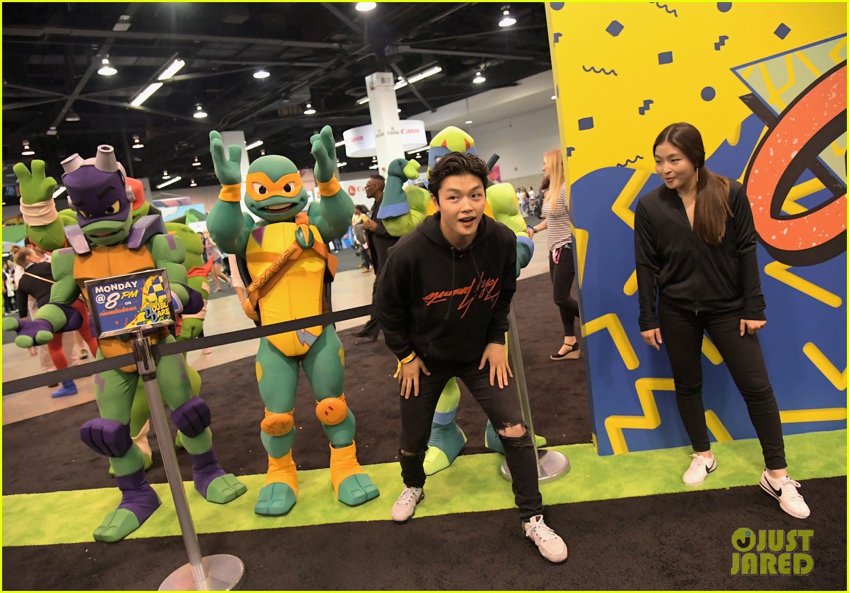 alex and maia shibutani have too much fun at nickelodeons vidcon 2018 booth 04