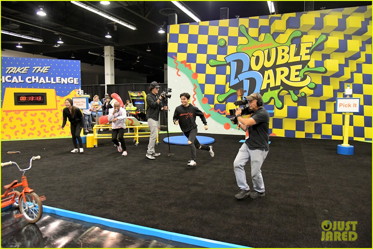 alex and maia shibutani have too much fun at nickelodeons vidcon 2018 booth 11