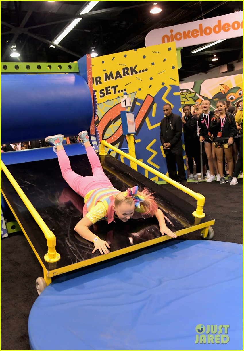 jojo siwa keeps it coloful while hanging with fans at vidcon 2018 03