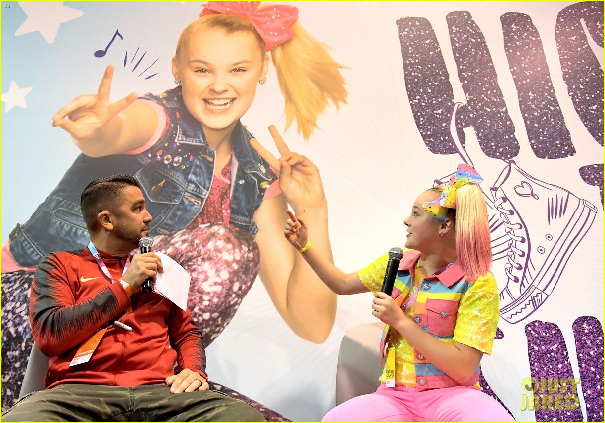 jojo siwa keeps it coloful while hanging with fans at vidcon 2018 04