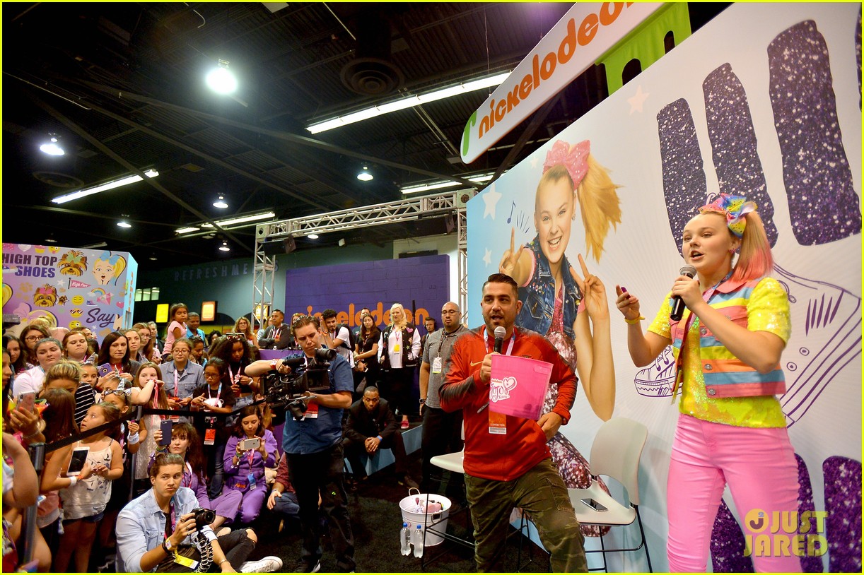jojo siwa keeps it coloful while hanging with fans at vidcon 2018 07