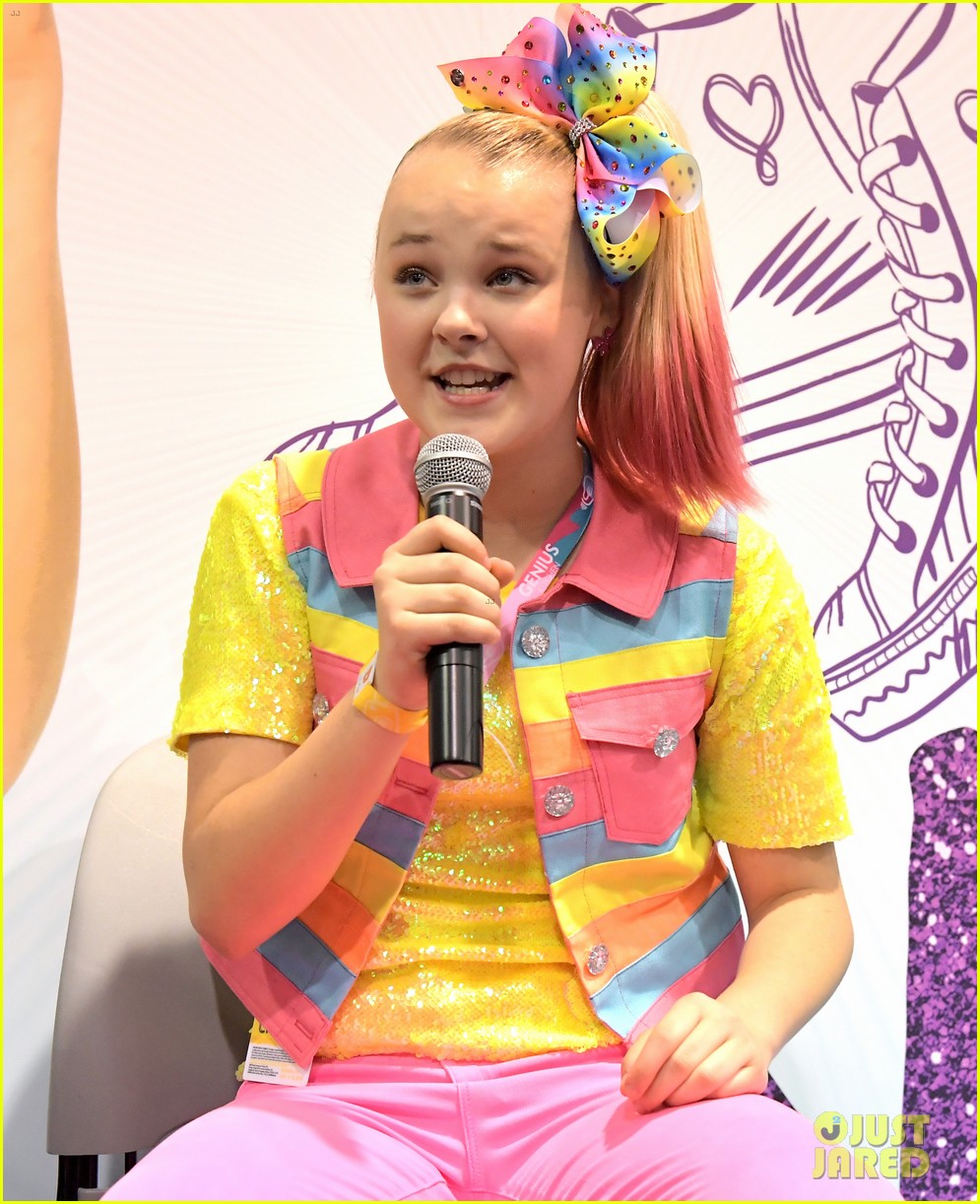 jojo siwa keeps it coloful while hanging with fans at vidcon 2018 08