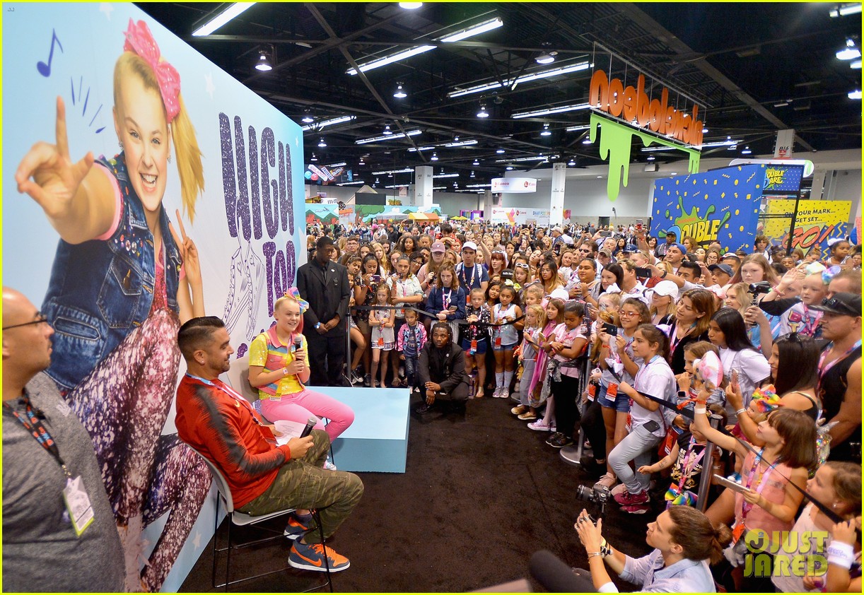 jojo siwa keeps it coloful while hanging with fans at vidcon 2018 09