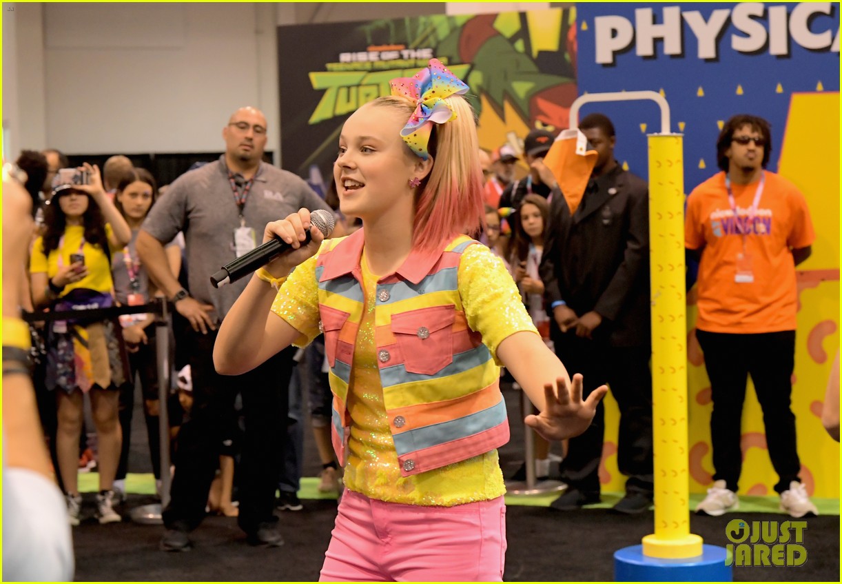 jojo siwa keeps it coloful while hanging with fans at vidcon 2018 10