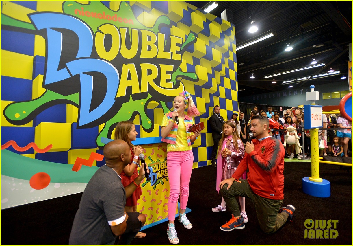 jojo siwa keeps it coloful while hanging with fans at vidcon 2018 12