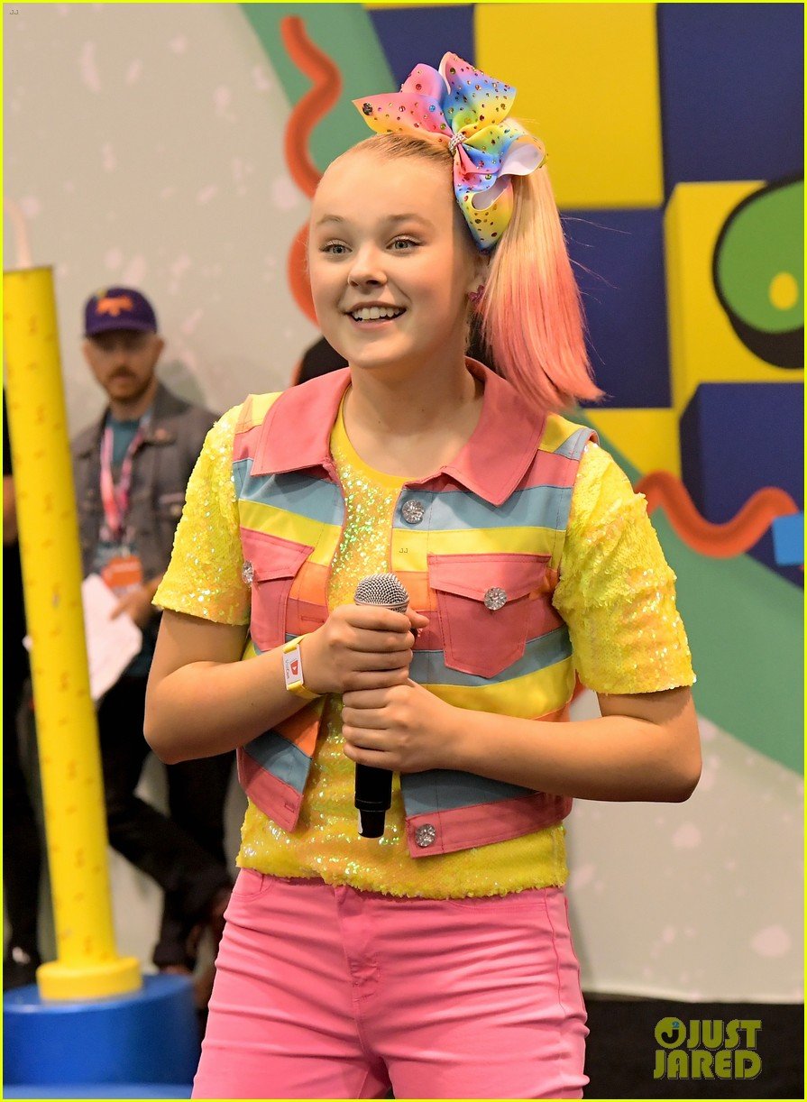 jojo siwa keeps it coloful while hanging with fans at vidcon 2018 13