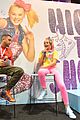jojo siwa keeps it coloful while hanging with fans at vidcon 2018 02