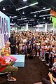 jojo siwa keeps it coloful while hanging with fans at vidcon 2018 09