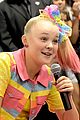 jojo siwa keeps it coloful while hanging with fans at vidcon 2018 11