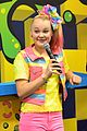jojo siwa keeps it coloful while hanging with fans at vidcon 2018 14