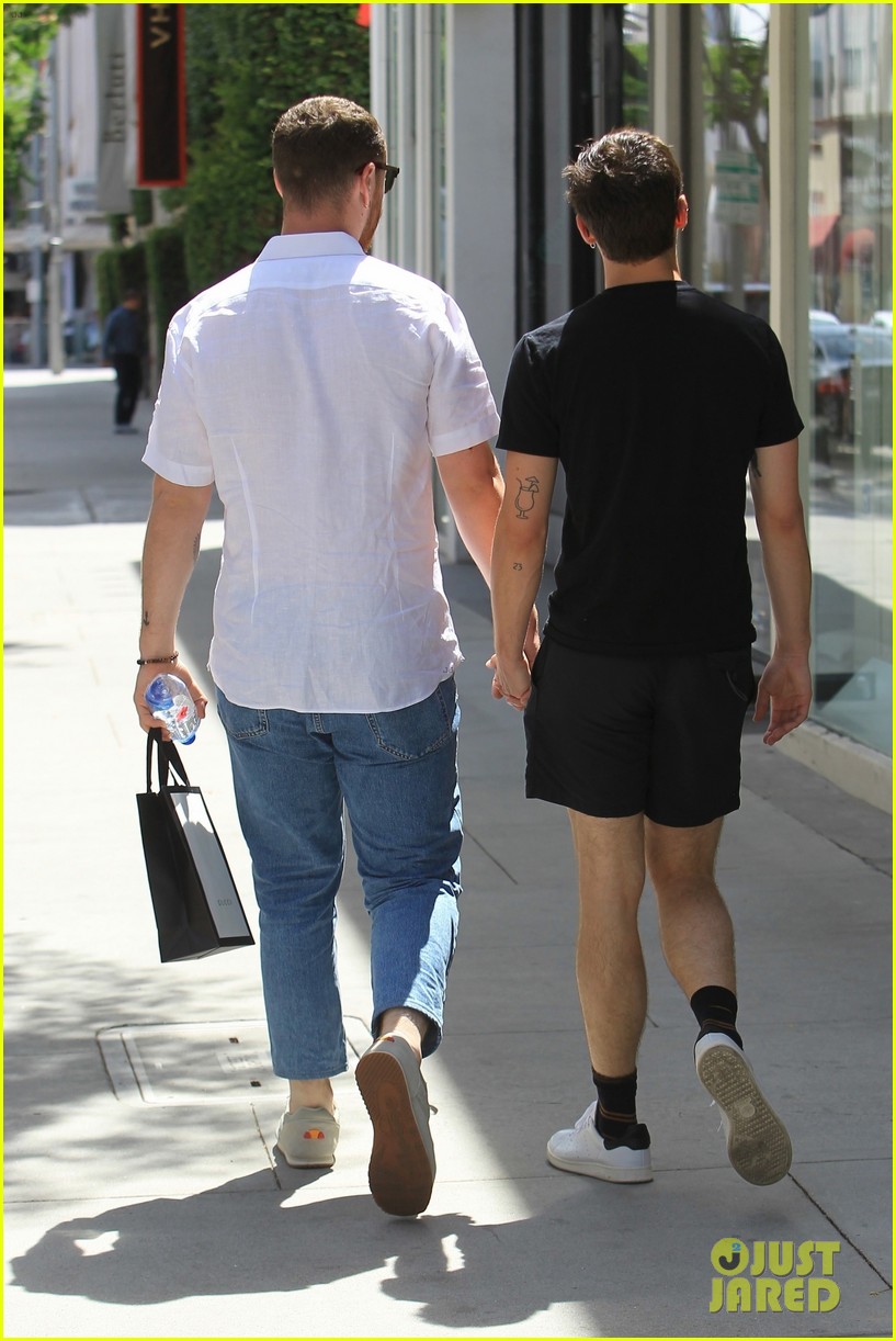 sam smith and boyfriend brandon flynn hold hands for shopping trip 04