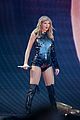 taylor swift pays tribute to bombing victims at manchester show 06