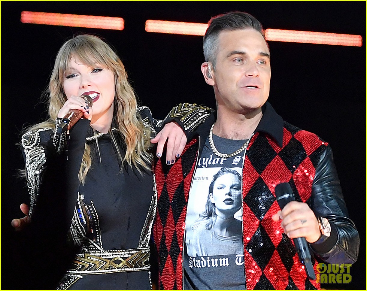 taylor swift brings special guest robbie williams on stage at reputation show in london 01