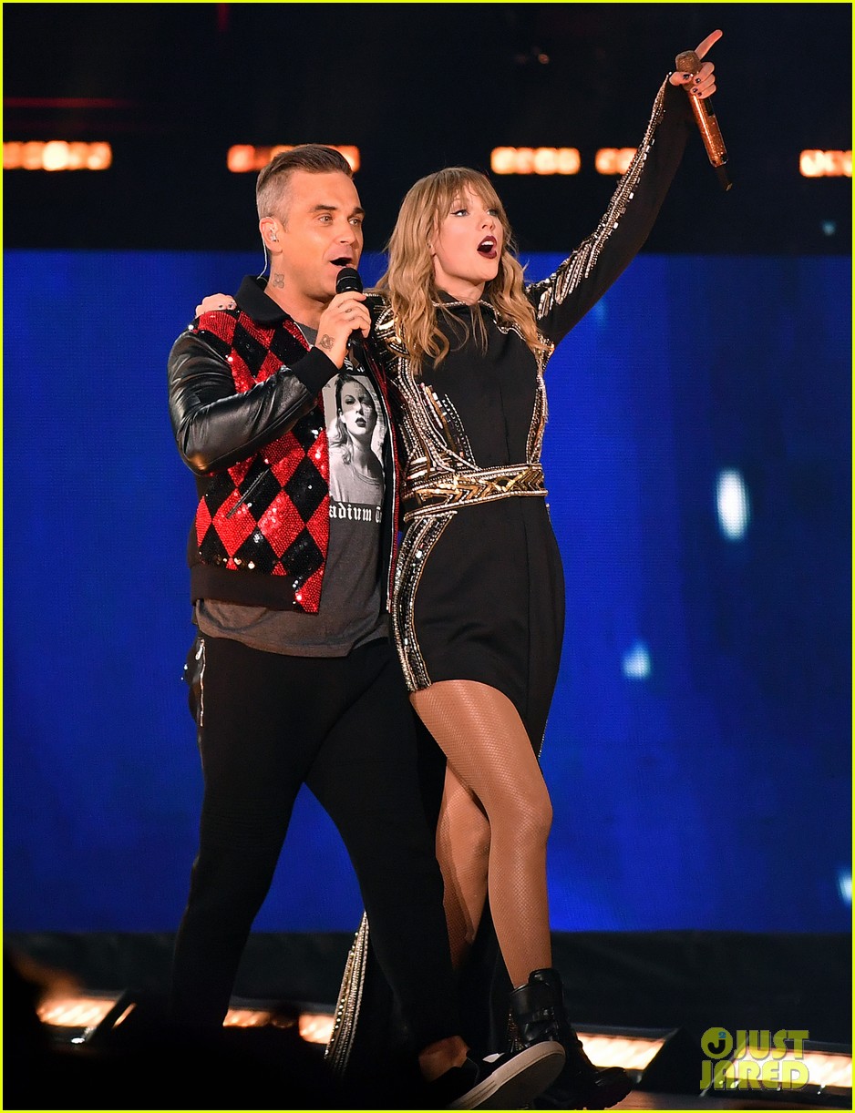 taylor swift brings special guest robbie williams on stage at reputation show in london 02